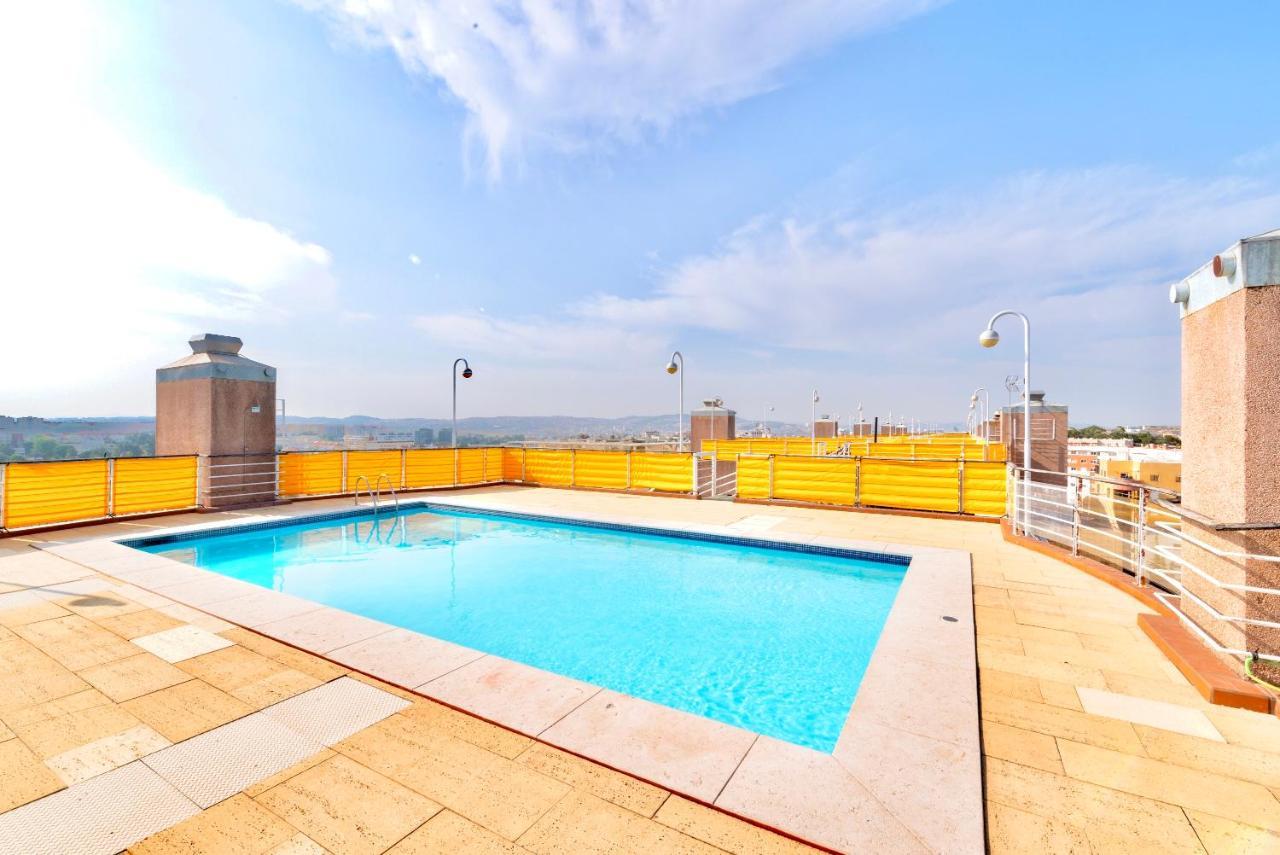 Swimming Pool With Private Parking Lejlighed Lisboa